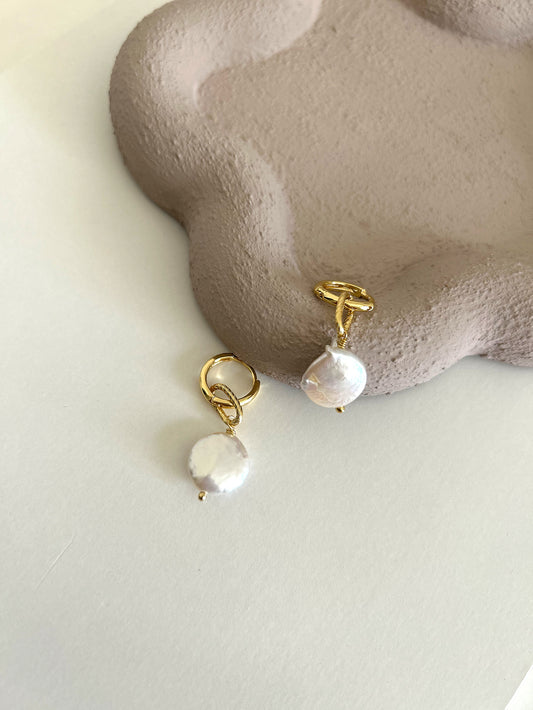 Hot pearls earrings.